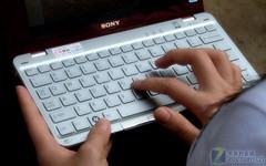 全球最轻的笔记本 索尼VAIO P美女评测 