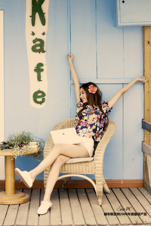 温柔娇美 华硕贝壳EeePC美女图赏