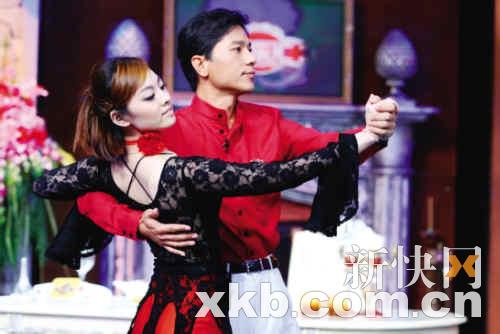 李彦宏化身探戈王子咏乐汇展贵族气质