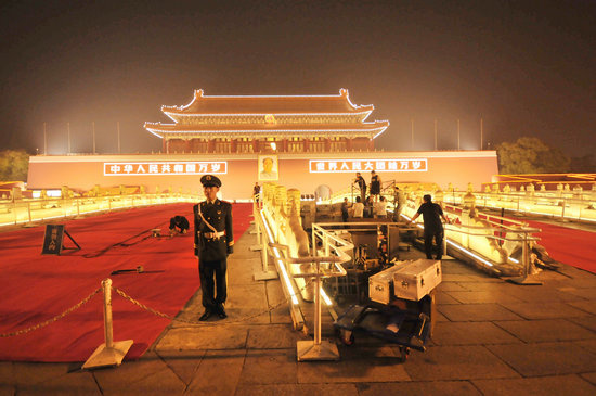 组图：天安门金水桥铺设红地毯迎国庆