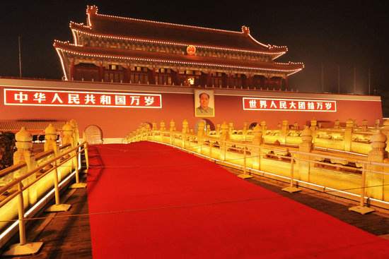 组图：天安门金水桥铺设红地毯迎国庆