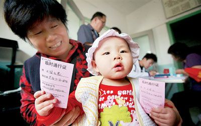 天安门周边居民领取国庆期间临时通行证