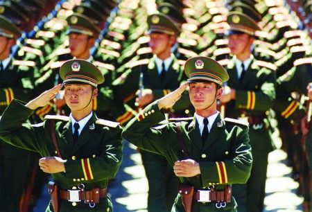 1999年阅兵式上的崔晓伟（右）和周勇（左）。