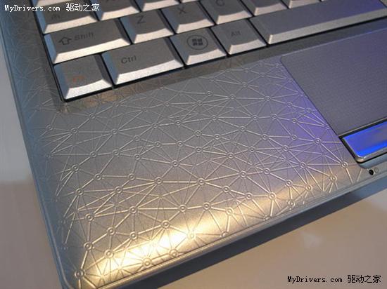 联想在CEATEC博览会上展示超薄笔记本