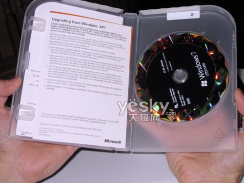 图为：耀眼的Window7 DVD光盘和XP升级帮助
