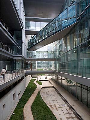 百度搜索框大厦外观(新浪科技配图)