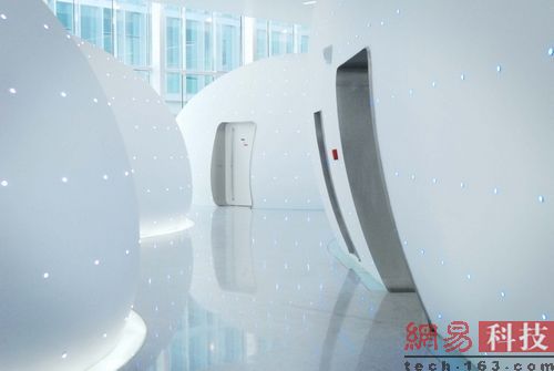搜索框大厦的多功能厅，一个个外形酷似宇宙飞船的房间既有会议室、洗手间，也有休息室，女员工室