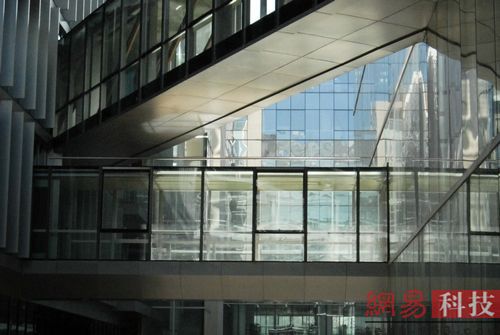 搜索框大厦内的走廊纵横交错