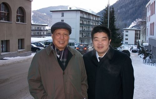 图：爱国者总裁冯军与成思危在达沃斯
