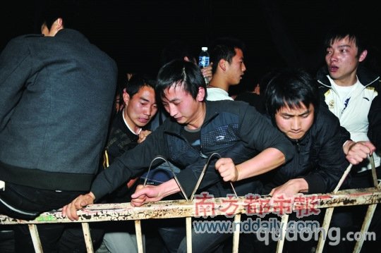 揾工者密集涌动，有人不堪拥挤边抢位置边骂人。