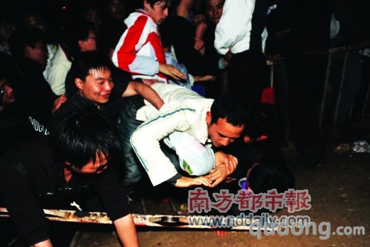 清晨5：12，护栏终于扛不住拥挤人群，轰然倒地。