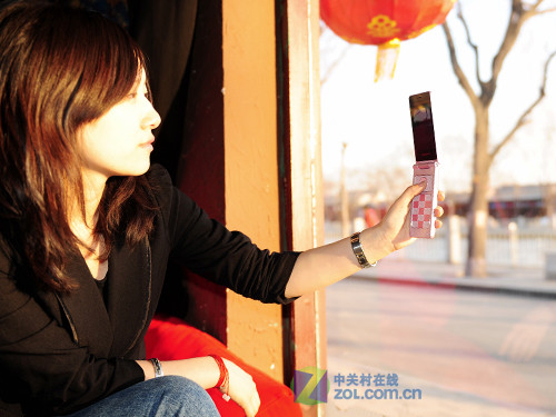 LOMO 你懂的!大屏翻盖手机OPPO U529图赏 