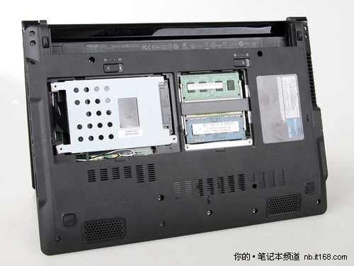 外观 金属拉丝、钢琴漆与冲压效果混搭
