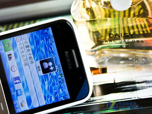 介于E63和E72间的首选 白色诺基亚E5图赏