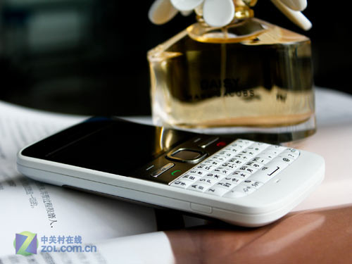 介于E63和E72间的首选 白色诺基亚E5图赏