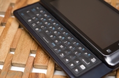 最主要变化：Qwerty键盘+Android 2.2