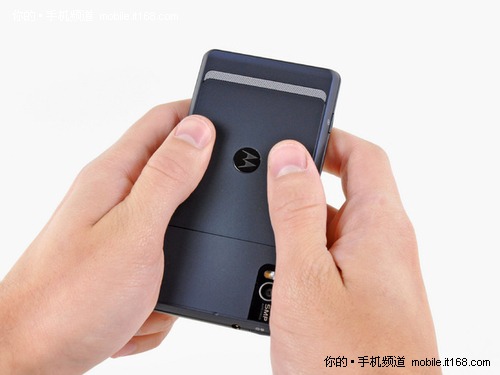 摩托罗拉Droid 2真机拆解(一)