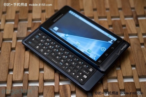 最主要变化:Qwerty键盘+Android 2.2