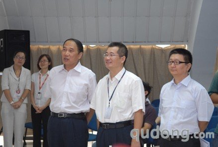 工信部中小企业司副司长郑昕(前排左一)