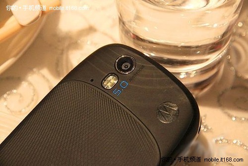 大屏触控双模智能悍将：摩托罗拉XT800