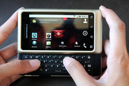 双卡双待 MOTO Droid 2行货版真机亮相