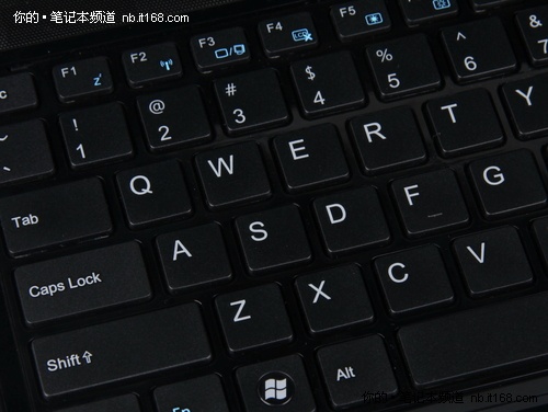 外观 金属拉丝效果与类钢琴漆组合