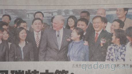 贝瑞特与成都员工在一起