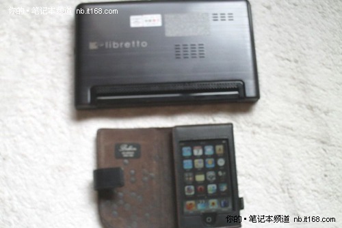 东芝双屏W100尝鲜照（大小对比）