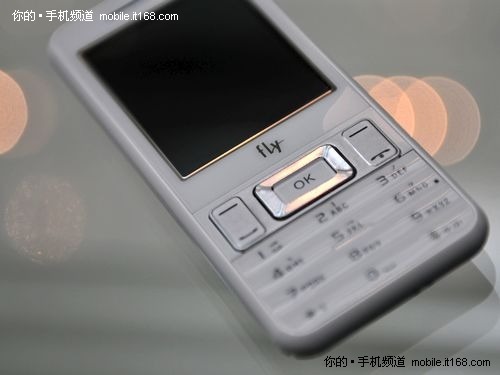 爱上英伦Phone!  Fly 时尚新机F502登场