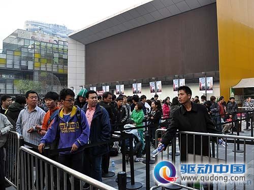 行货版iPhone 4降临 五百粉丝排队购买