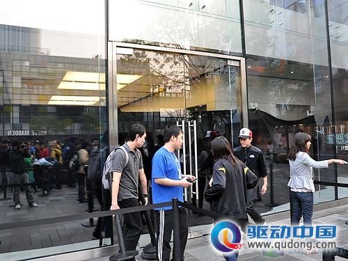行货版iPhone 4降临 五百粉丝排队购买
