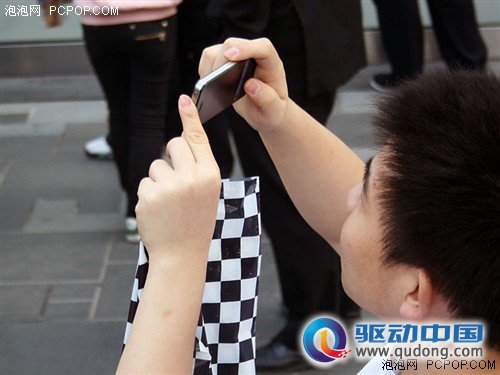 苹果iPhone4行货上市 北京零售店记录 
