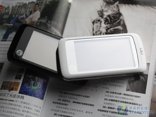 双屏触控明系旗舰 黑白摩托罗拉MT810图赏 