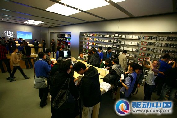 北京西单苹果专卖店首发iPhone4火爆场面