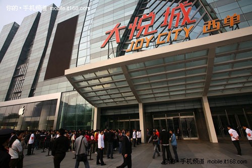 售价4999元 行货iPhone4抢购热潮