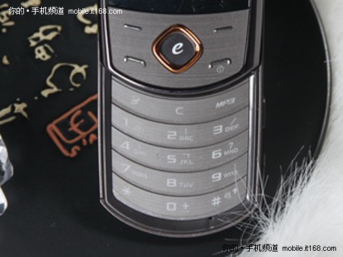 天翼3G时尚新机 三星优雅滑盖S569评测