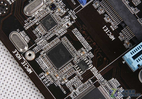 暴力14相 战旗USB3/SATA3大板P67曝光