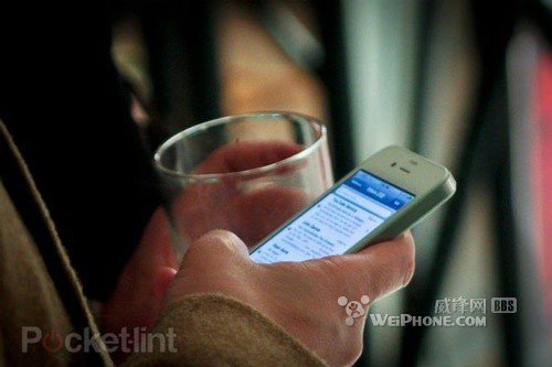 白色苹果iPhone 4惊现纽约咖啡馆