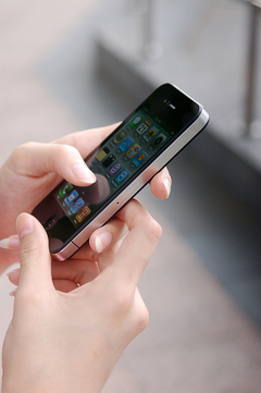 解锁还太遥远 无锁版iPhone4报13300元