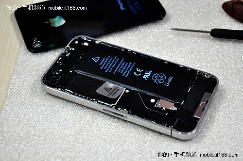 变身白色版 iPhone 4真机拆解图(上)