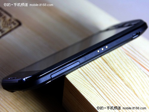 myTouch 4G机身周边细节