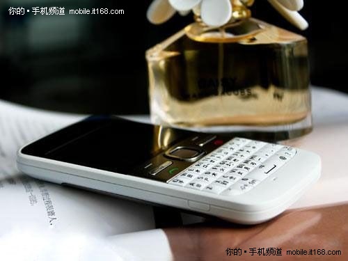 直板商务智能机 诺基亚E5特价仅售1400