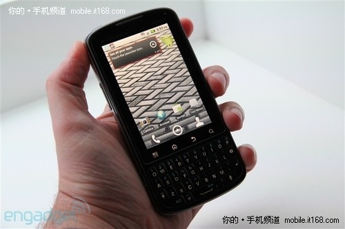 1GHz全键盘换机首选 摩托Droid Pro赏析
