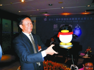 中科院深圳先进技术研究院院长樊建平展示ＱＱ机器人