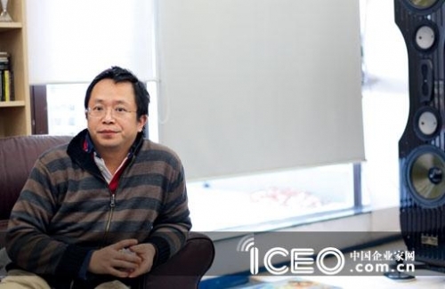 【更愿意以两个硕大音箱为背景，不想做“烈士”的周鸿祎希望放大自己的声音】