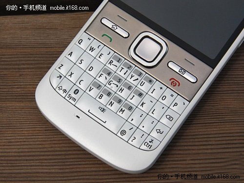 商务智能引领风潮 诺基亚E5售价1480元