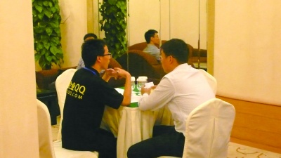 会议现场,用户咨询企业QQ开通及功能特性。