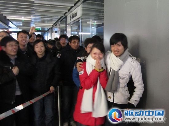 图为：排在队伍最前面的情侣