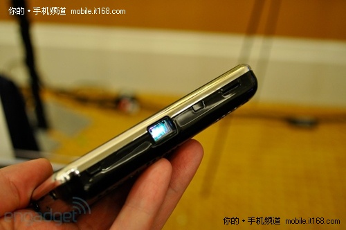 CES2011：惊爆！内置投影仪的安卓手机