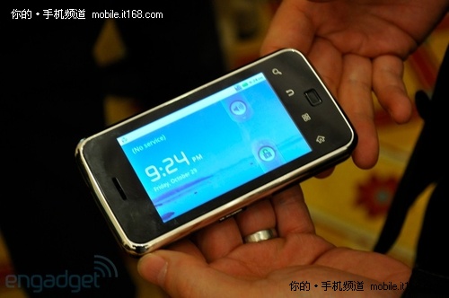 CES2011：惊爆！内置投影仪的安卓手机